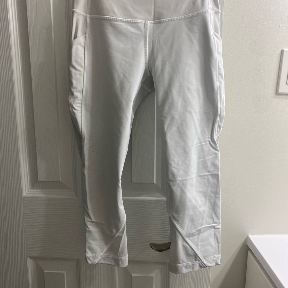 White Lululemon Capri Leggings with pocket